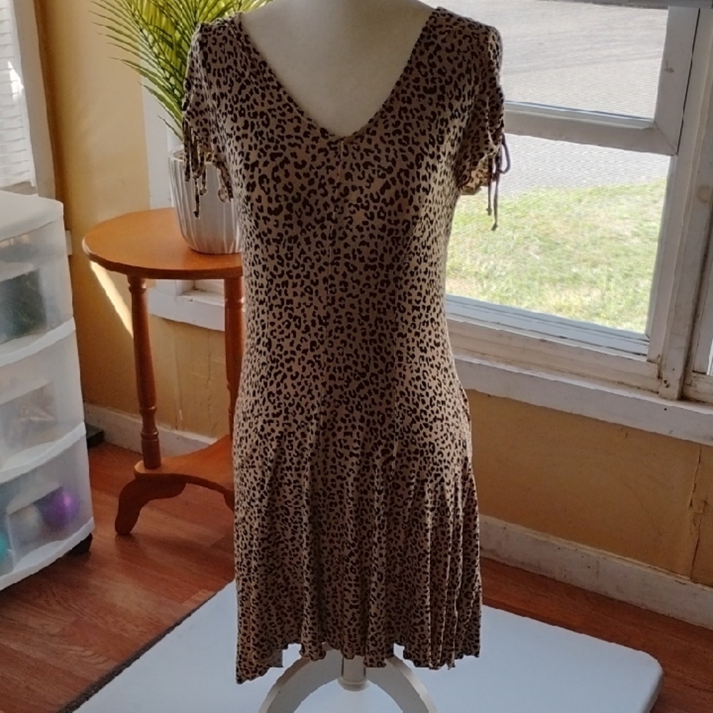 EUC WOMEN'S ANIMAL PRINT V-NECK DRESS